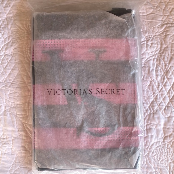 Victoria’s Secret Sequin Tote NWT - Picture 8 of 8